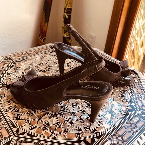 Adorable East Side heels in two tone!  So cute!! - Picture 3 of 4